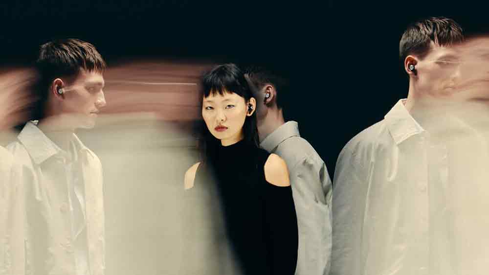 Osoby, ktoré majú v ušiach slúchadlá Bang & Olufsen BEOPLAY ELEVEN_03